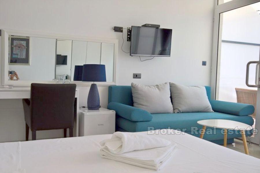 Restaurant and luxury rooms in the first row by the sea