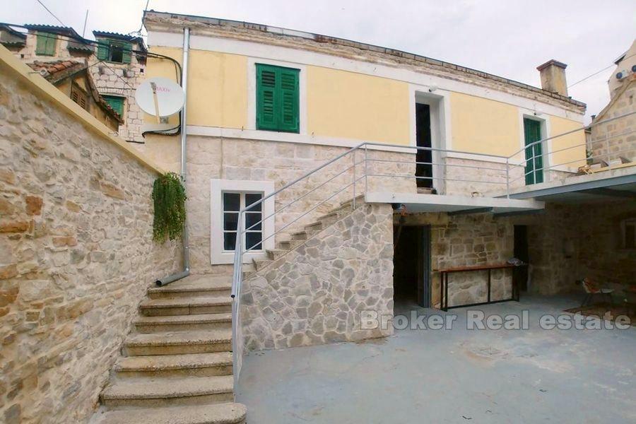 Villa familiare con cortile chiuso