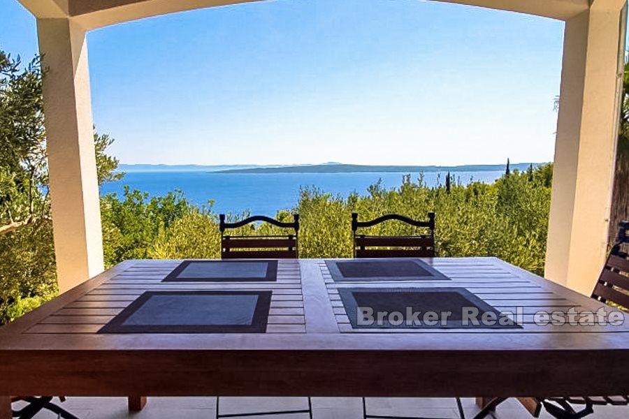 Detached house with sea view, for sale