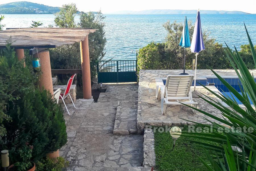 Uroczy dom z basenem, nad brzegiem morza,