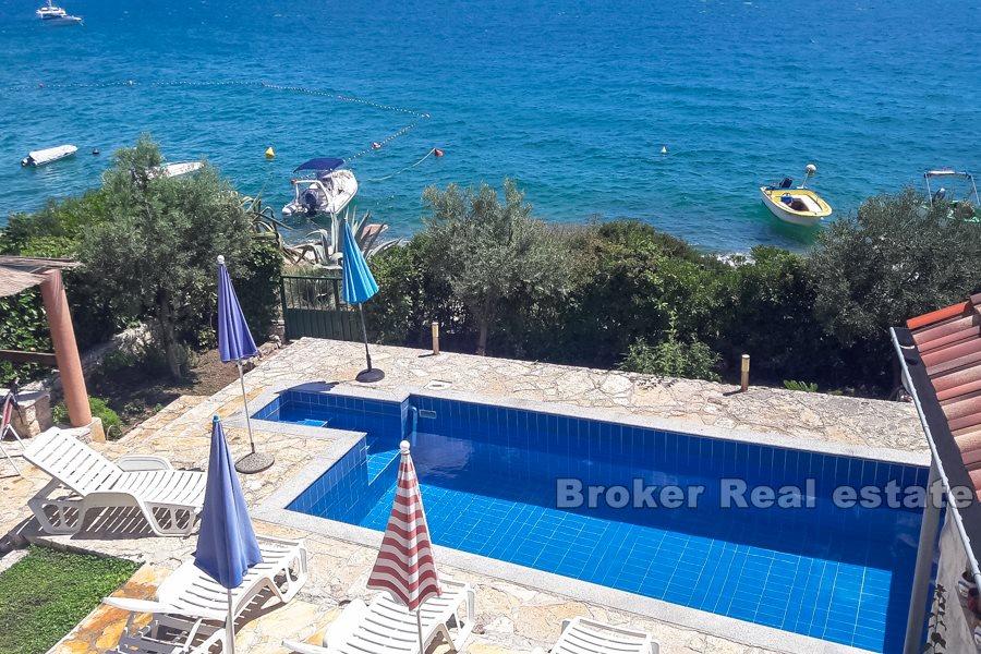 Uroczy dom z basenem, nad brzegiem morza,