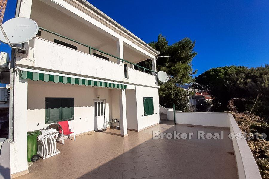 Uroczy dom z basenem, nad brzegiem morza,