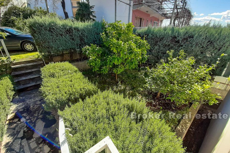 Dom na dwóch piętrach z widokiem na morze