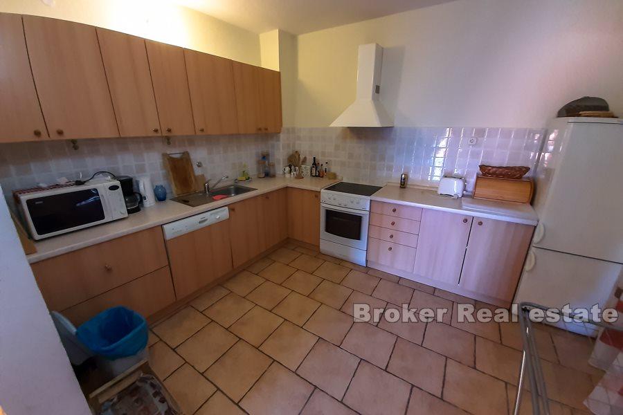 Hus i to etasjer med havutsikt