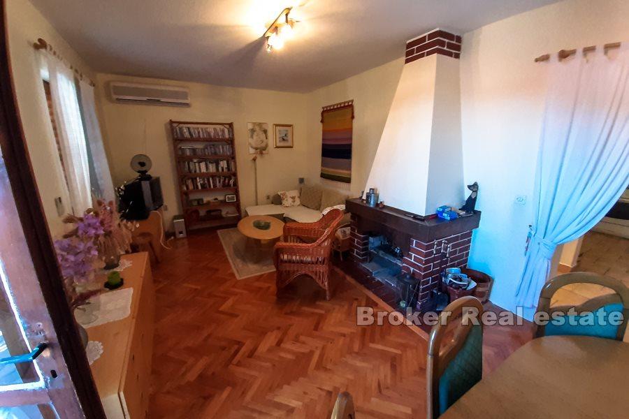 Dom na dwóch piętrach z widokiem na morze