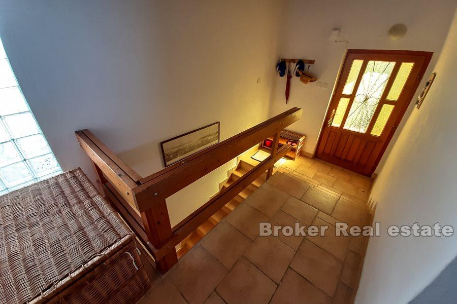 Hus i to etasjer med havutsikt