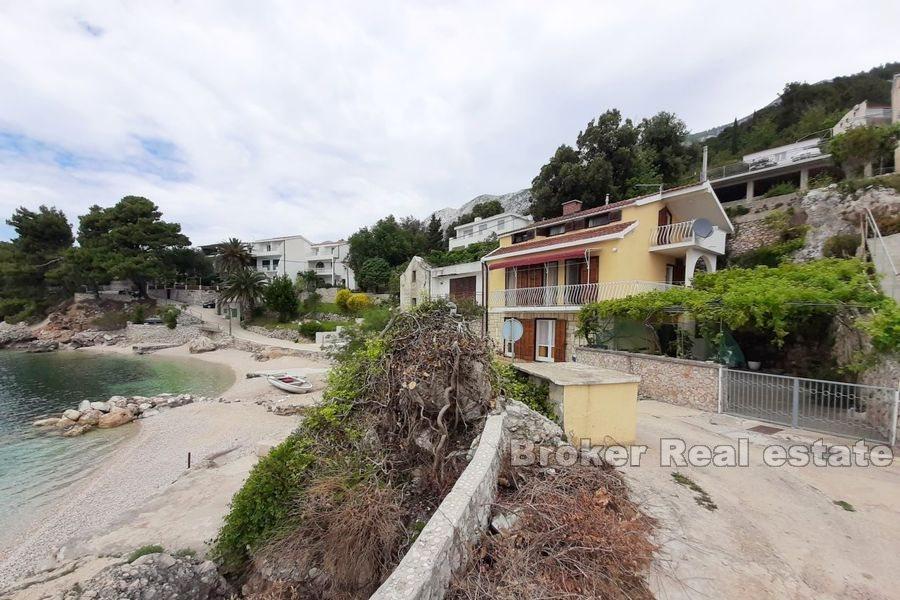 Semi-detached house in first row to the sea