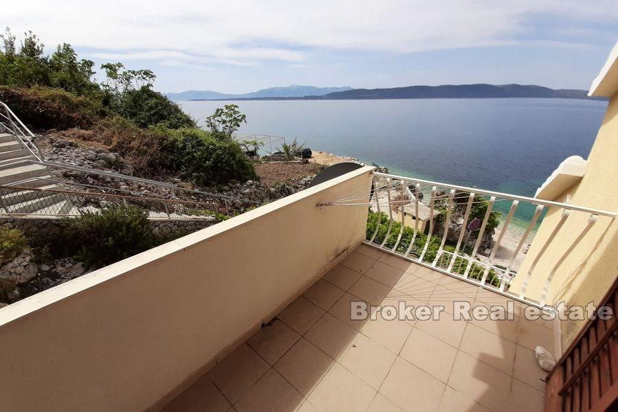 Maison jumelée au premier rang de la mer