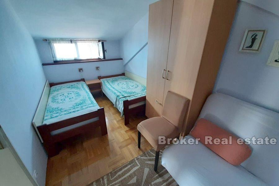 Semihus i första raden till havet