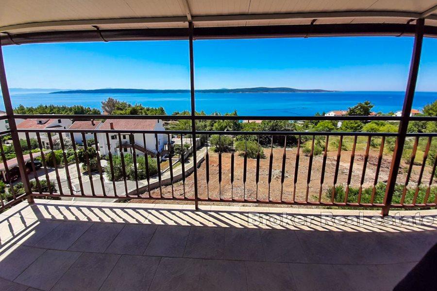 Spacious apartment house with sea view