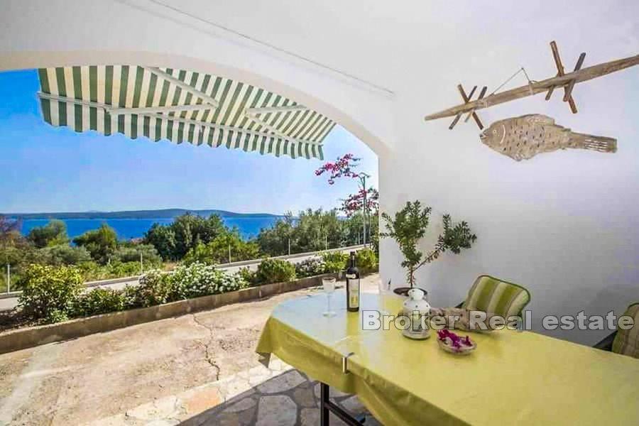 Spacious apartment house with sea view