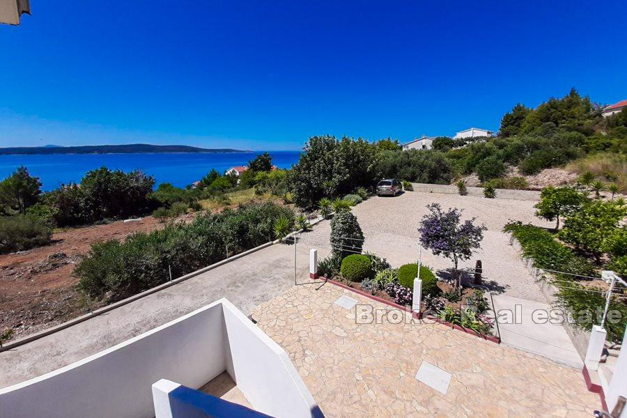 Spacious apartment house with sea view