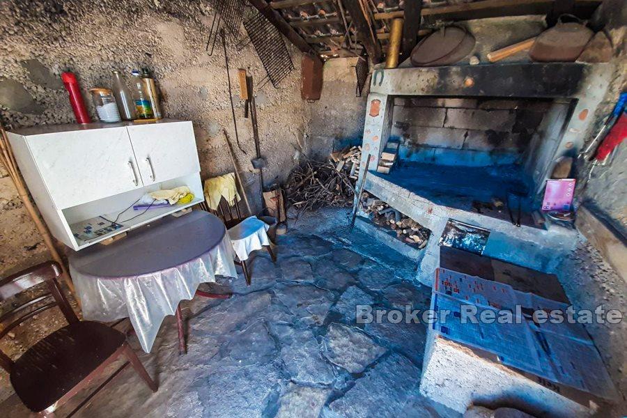 Rymligt lägenhetshus med havsutsikt