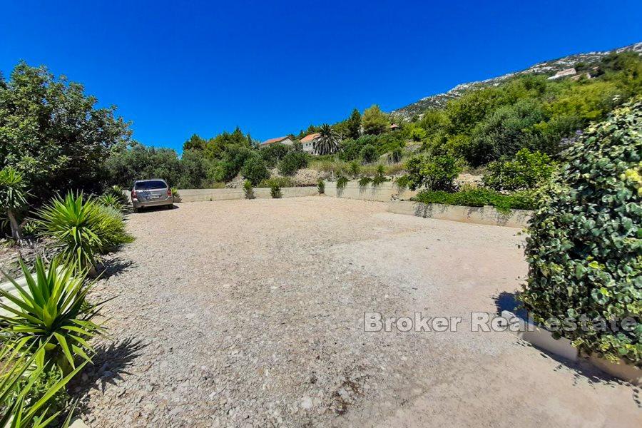 Rymligt lägenhetshus med havsutsikt