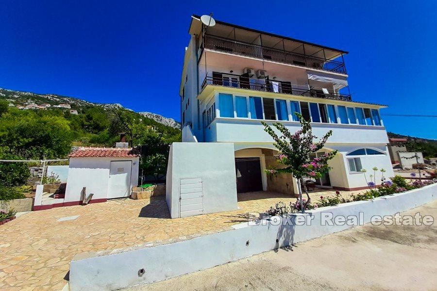 Spacious apartment house with sea view