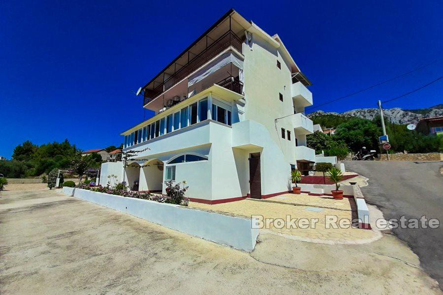 Rymligt lägenhetshus med havsutsikt