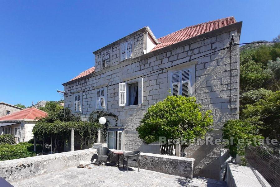 Kamena kapetanska kuća uz more