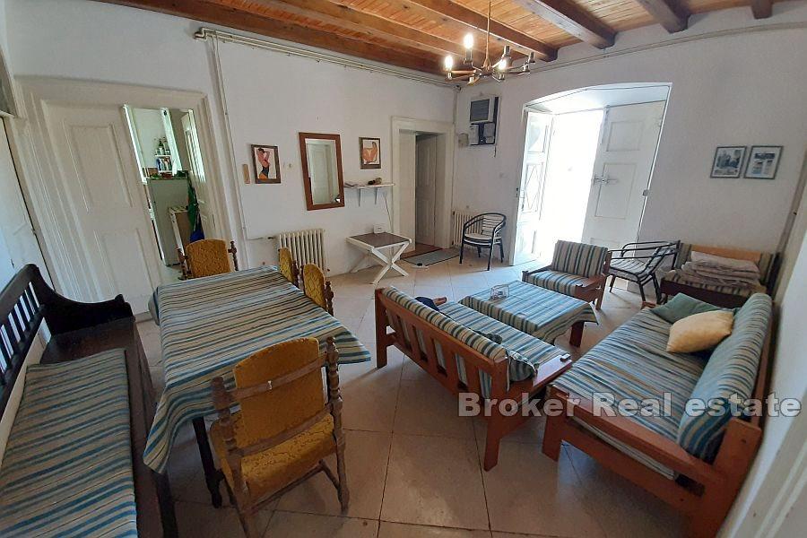 Kamenný kapitánův dům u moře