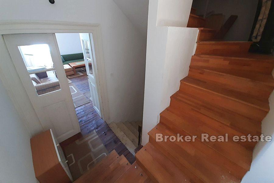 Kamenný kapitánův dům u moře