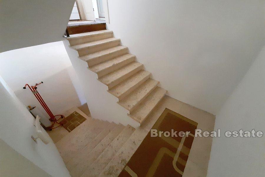 Kamenný kapitánův dům u moře