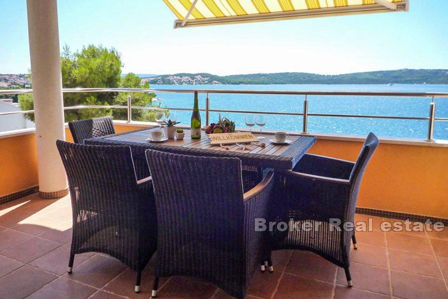 To-roms leilighet med havutsikt