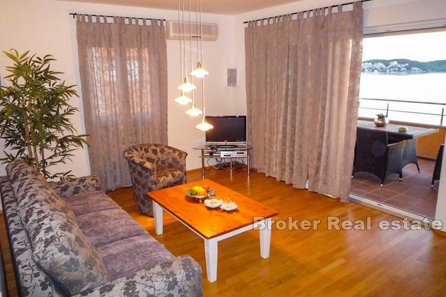 To-roms leilighet med havutsikt