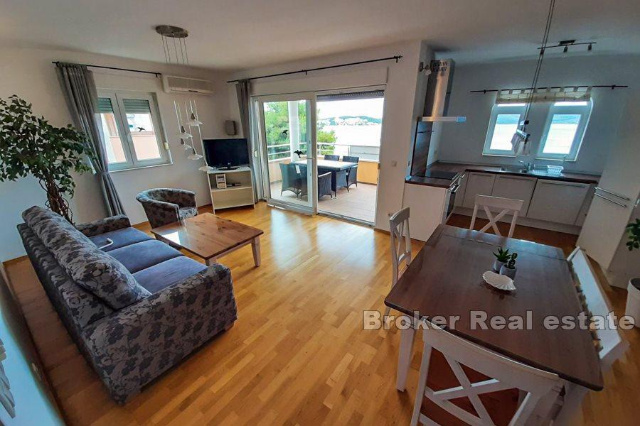 To-roms leilighet med havutsikt