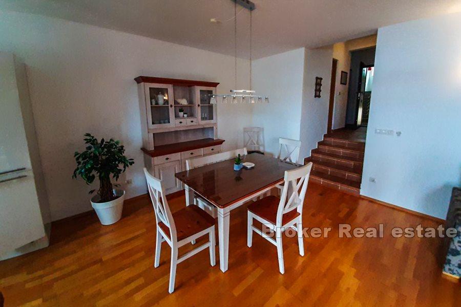 To-roms leilighet med havutsikt