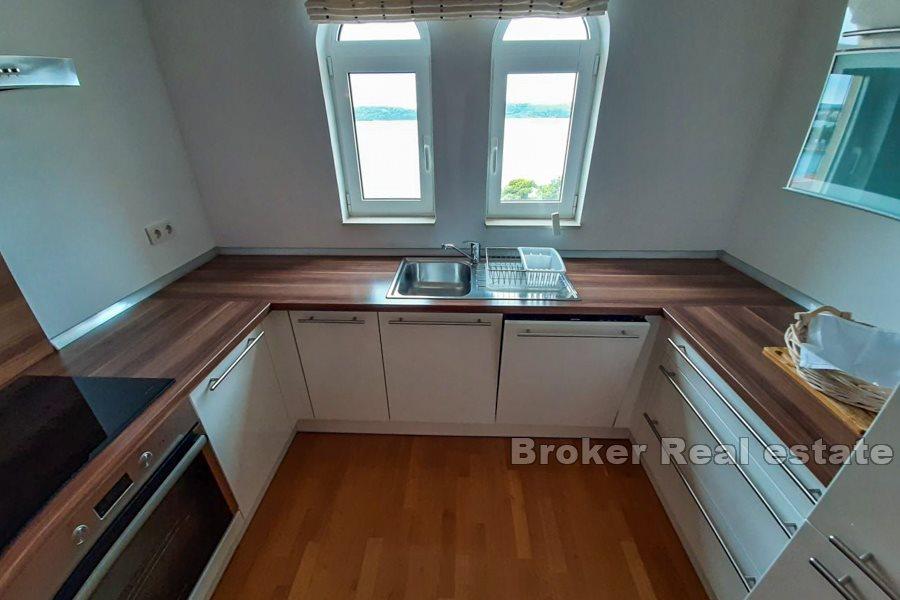 To-roms leilighet med havutsikt