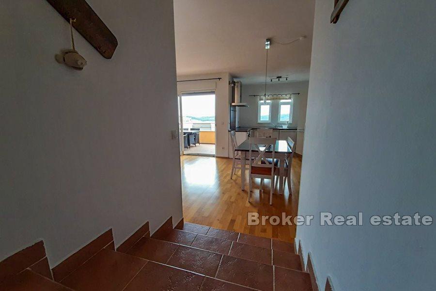 To-roms leilighet med havutsikt