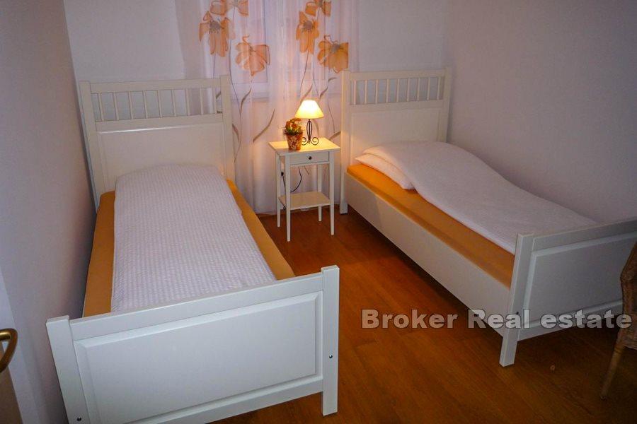 To-roms leilighet med havutsikt