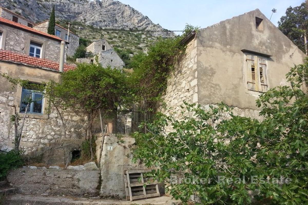 Три каменных дома с видом на море, требующие полной реконструкции