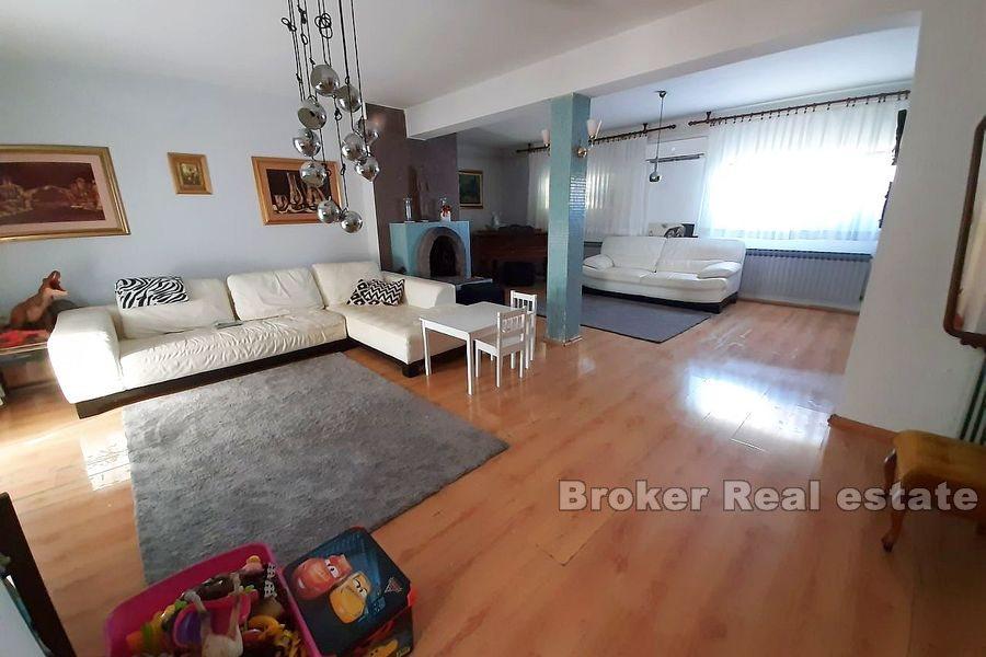 Красиво расположенный дом, первый ряд от моря