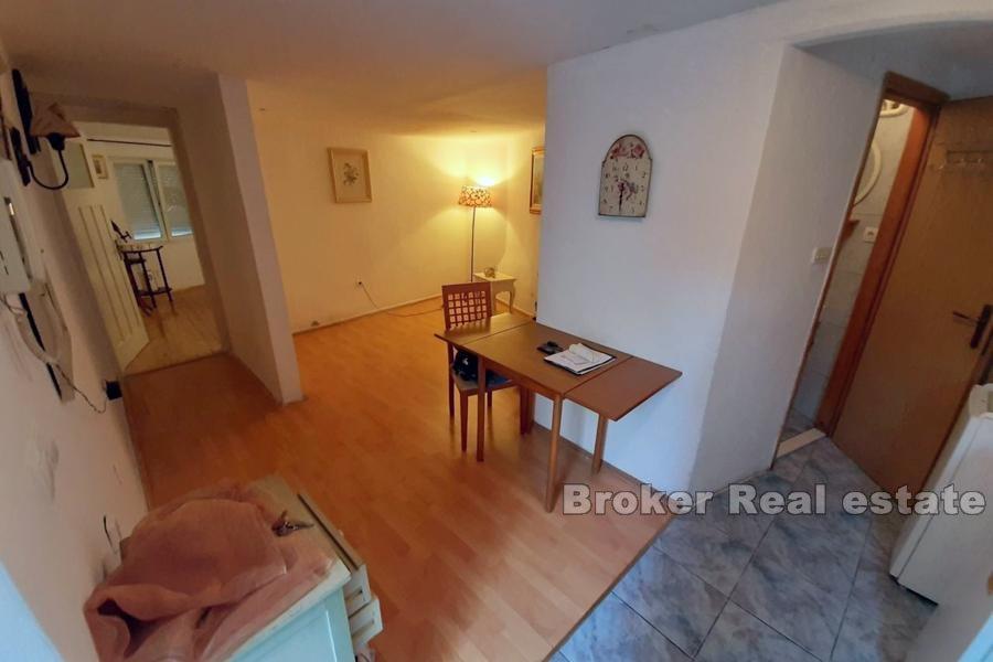 Ein-Zimmer-Wohnung in Varos