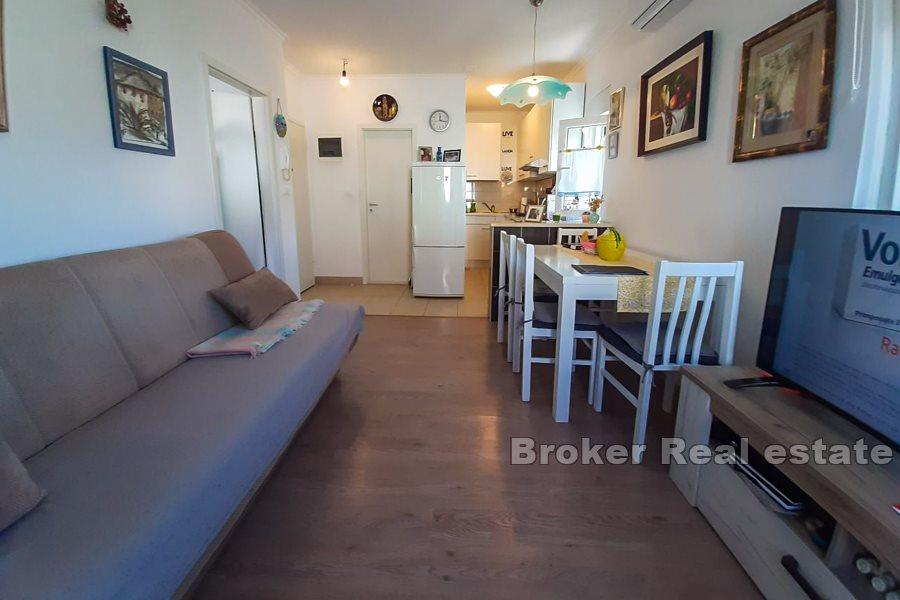 Apartman s okućnicom, nedaleko od mora