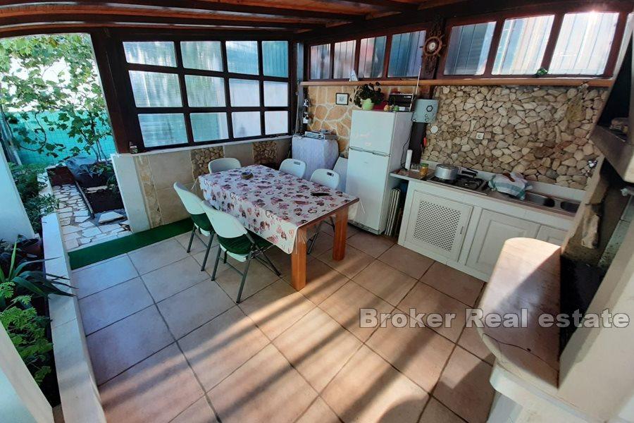 Apartman s okućnicom, nedaleko od mora