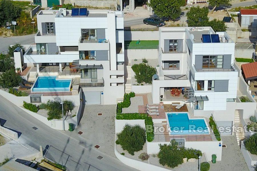 Villa med pool och havsutsikt