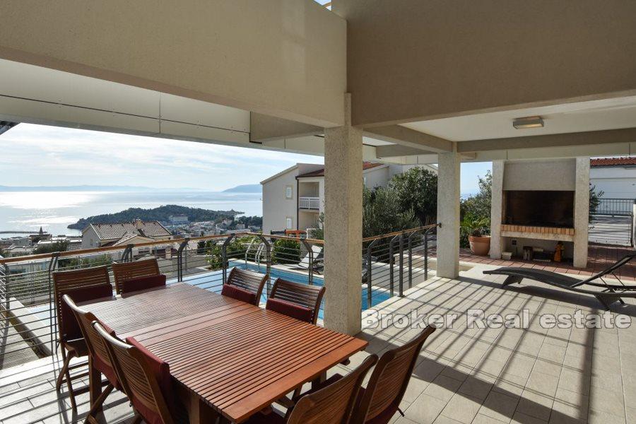 Villa med pool och havsutsikt