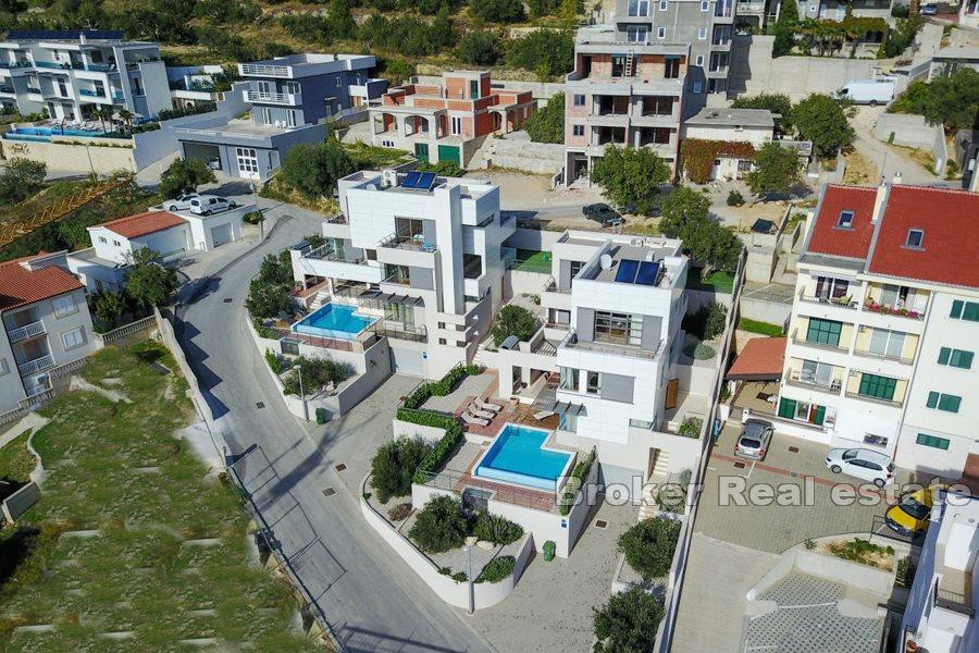 Villa med pool och havsutsikt