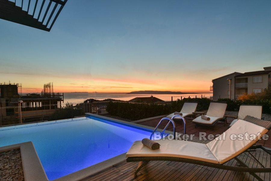 Villa med pool och havsutsikt