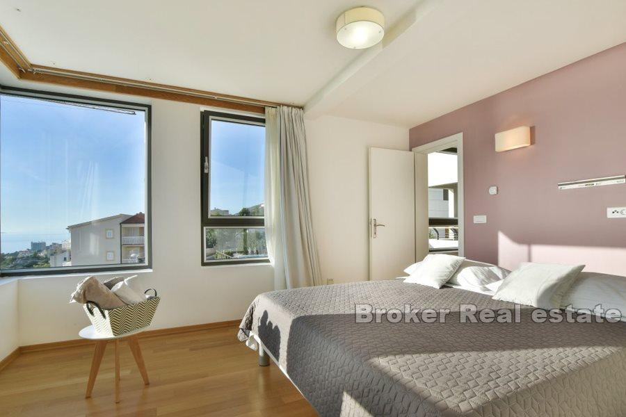 Villa with swimming pool and sea view