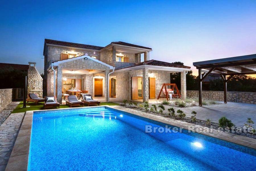Villa de luxe en pierre, avec piscine