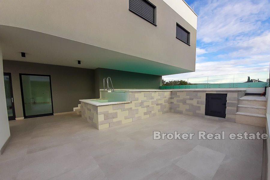 Dva luksuzna apartmana, uz more