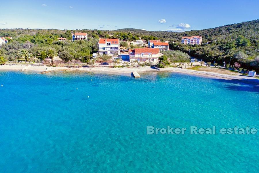 Apartmanska zgrada u prvom redu do mora
