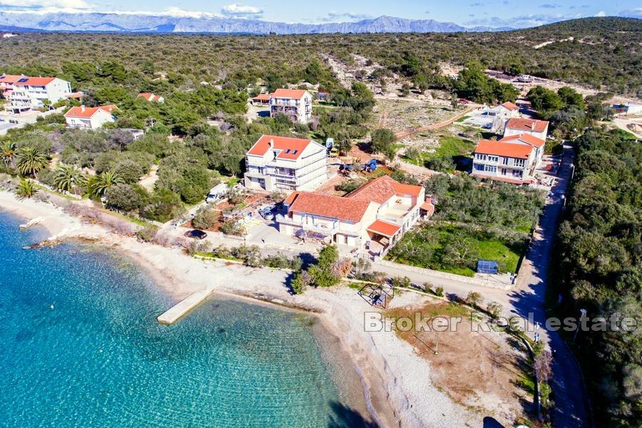 Apartmanska zgrada u prvom redu do mora