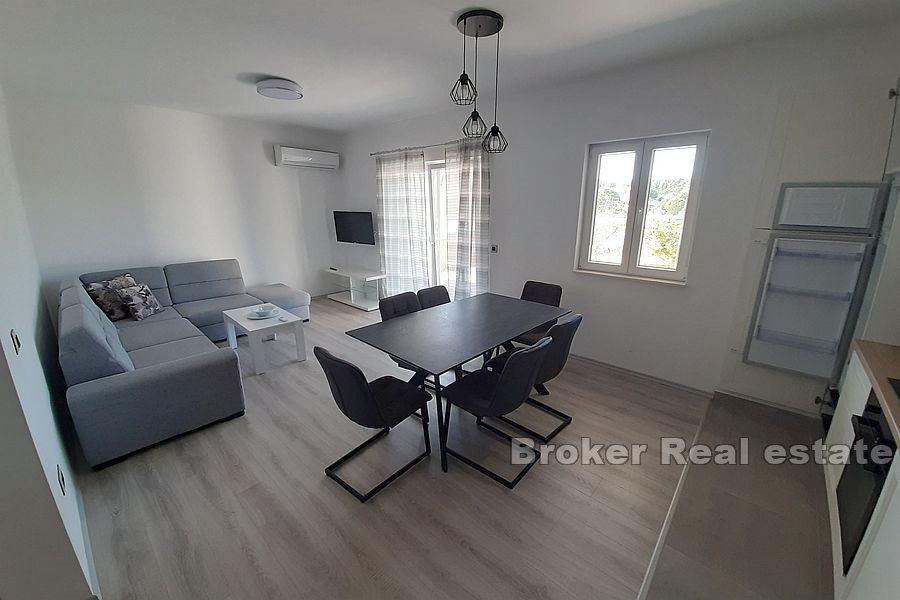 Apartmanska zgrada u prvom redu do mora