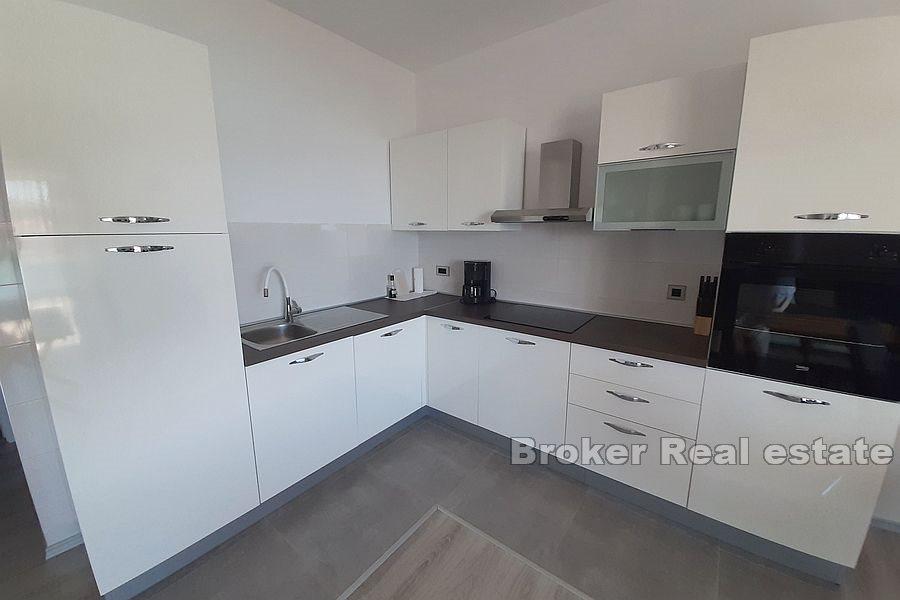 Immeuble d'appartements au premier rang en bord de mer