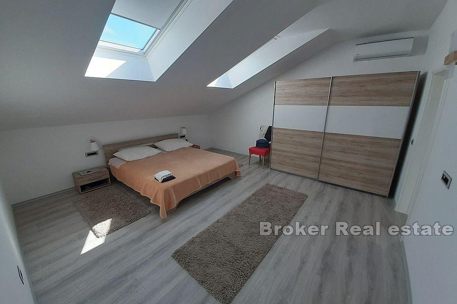 Immeuble d'appartements au premier rang en bord de mer