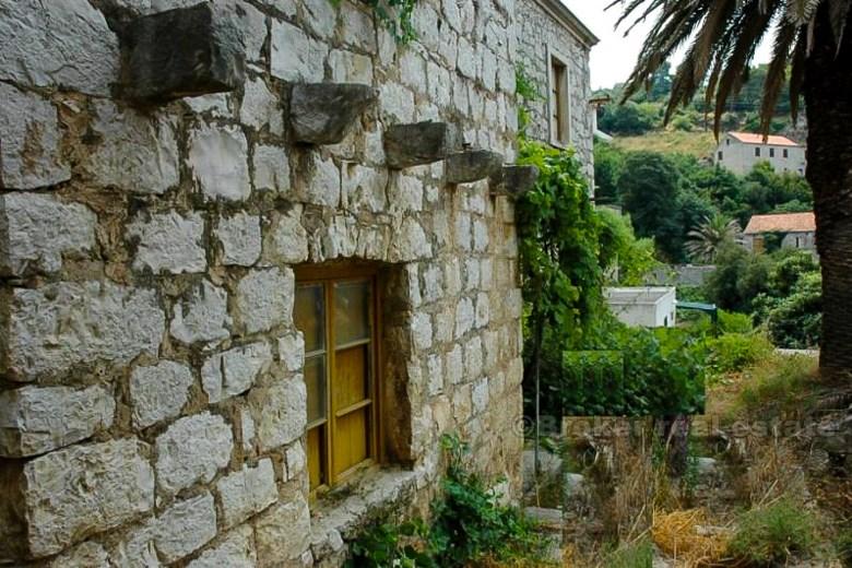 Kamienny dom, na sprzedaż