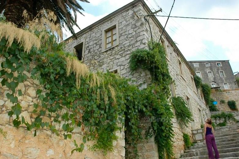 Kamienny dom, na sprzedaż